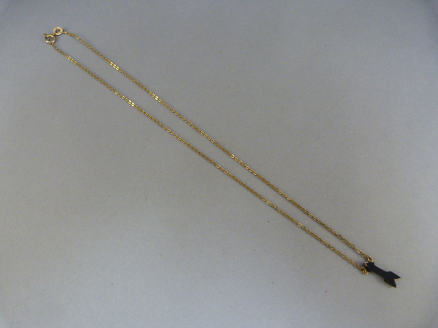 9ct Gold black onyx cupids arrow pendant approx 15mm x 4.75mm wide on a 15" chain Gross weight 1.7g - Bild 2 aus 6