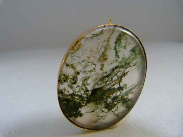 Unmarked Gold Victorian Moss agate brooch, measuring approx: 28mm x 34.4mm including mount. - Image 2 of 2