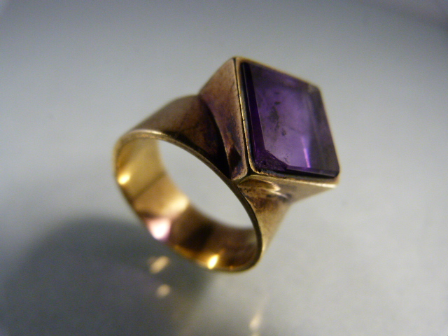 9ct Gold Amethyst slice contemporary ring. The A/F approx 11.8mm (including mount) square stone sits - Image 2 of 3