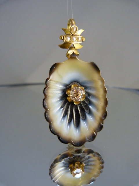 Carved Banded Agate in the form of a Sea Shell Pendant, possibly by Watherston & Son, with - Image 5 of 6