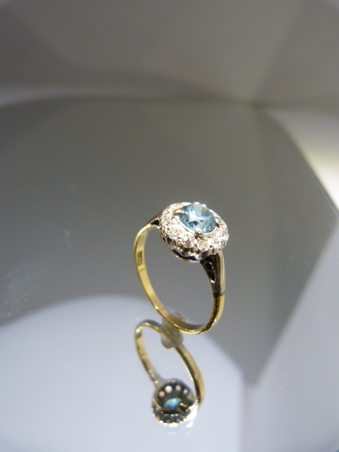 18ct Gold ring with Blue Zircon gemstone surrounded by Diamonds - Image 2 of 2