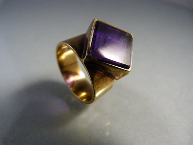 9ct Gold Amethyst slice contemporary ring. The A/F approx 11.8mm (including mount) square stone sits - Image 3 of 3