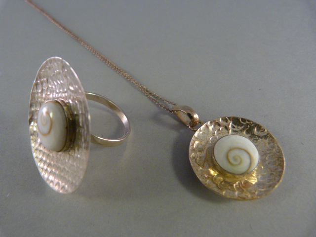 Shell pendant and ring set total weight 10.2g