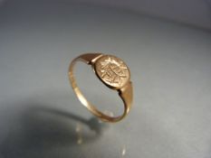 9ct Gold (1931 Chester Hallmark) small signet ring, engraved with the Initials AR. Size approx: