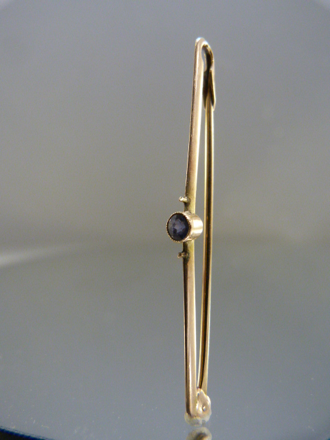 9ct 44.5mm wide knife edge bar brooch set with a small Ceylon sapphire (2 seed pearls missing) - Image 2 of 2