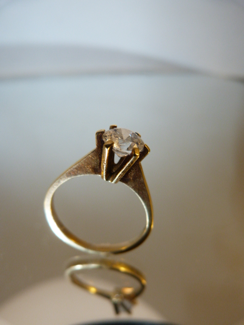 Diamond Solitaire ring 0.75ct (Hallmark illegible) High claw setting. Diamond has internal - Image 4 of 6