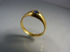 22ct Gold Edwardian (Birmingham 1906 Hallmark) Ring approx: 7.03mm wide at its head, set with a