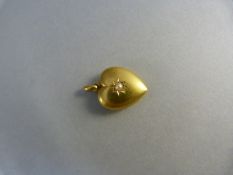 15ct (1903 Chester Hallmark) Heart shaped pendant, set with a seed pearl. Approx: 15.43mm x 19.66mm.