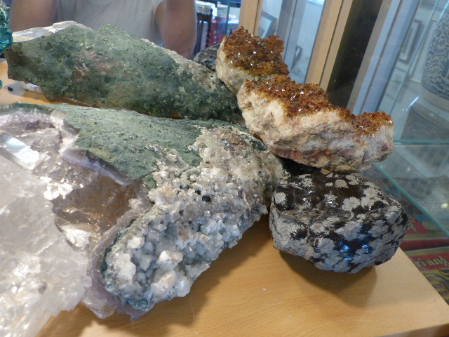 Large collection of semi precious stones over two shelves - Image 4 of 4