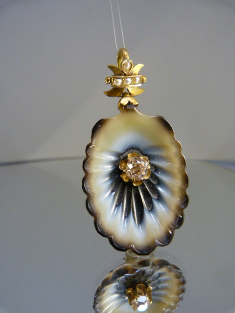 Carved Banded Agate in the form of a Sea Shell Pendant, possibly by Watherston & Son, with - Image 4 of 6