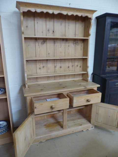 Pine dresser with cupboards under - Image 5 of 5