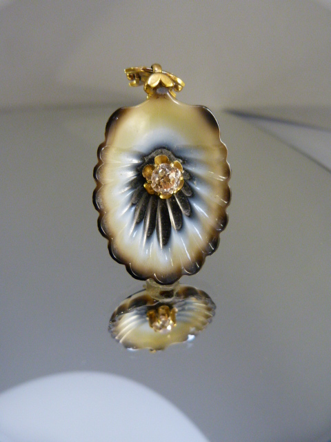 Carved Banded Agate in the form of a Sea Shell Pendant, possibly by Watherston & Son, with - Image 3 of 6