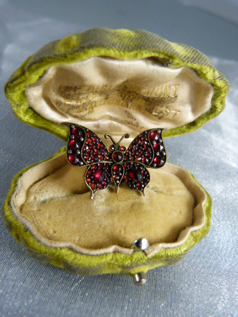 Victorian Bohemian Garnet Butterfly Brooch measuring approx: 28.4mm x 18.4mm