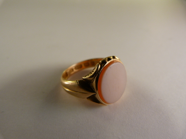 15ct Gold Birmingham 1866 Sardonyx Gents signet ring - The oval stone is approx 12mm Wide and the - Image 3 of 3