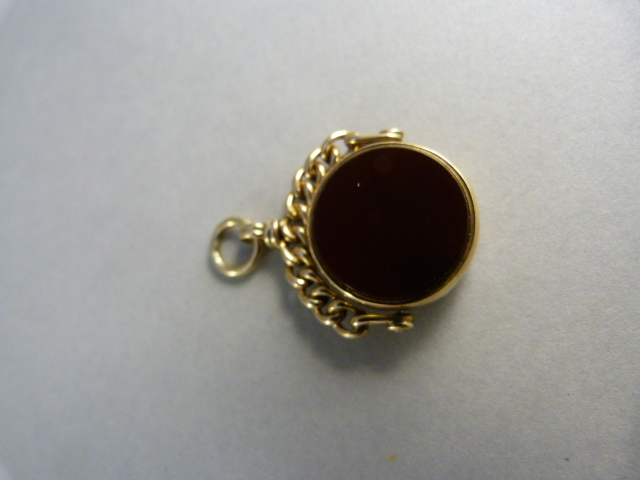 9ct Gold (Birmingham 1903) small swivel seal set with Cornelian and Bloodstone on the other Weight