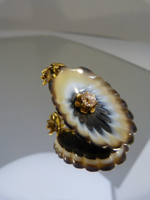 Carved Banded Agate in the form of a Sea Shell Pendant, possibly by Watherston & Son, with - Image 2 of 6