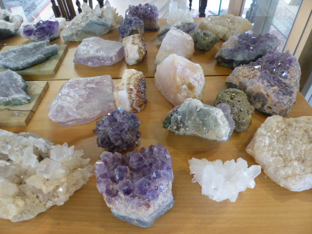 Large collection of semi precious stones over two shelves - Image 2 of 4