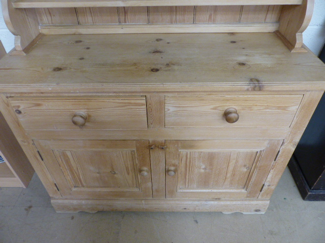 Pine dresser with cupboards under - Image 3 of 5