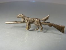 Silver coloured metal hunting brooch of a Flat coated retriever