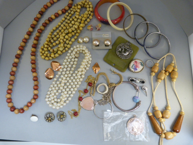 Small quantity of costume jewellery - Image 2 of 2