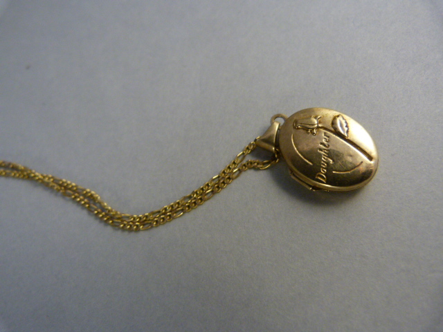 Unmarked Gold coloured locket inscribed 'Daughter' on a 9ct Gold hallmarked chain Total Approx