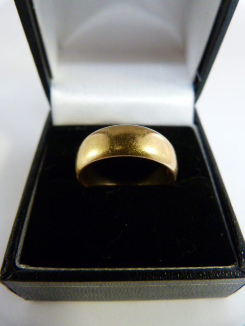 18ct Gold Wedding band approx 7.16mm wide UK - R total weight 9.5g - Image 2 of 3