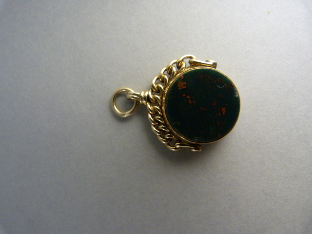 9ct Gold (Birmingham 1903) small swivel seal set with Cornelian and Bloodstone on the other Weight - Image 2 of 2