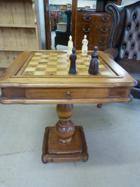 Mahogany wooden chess table with drawer containing chess pieces