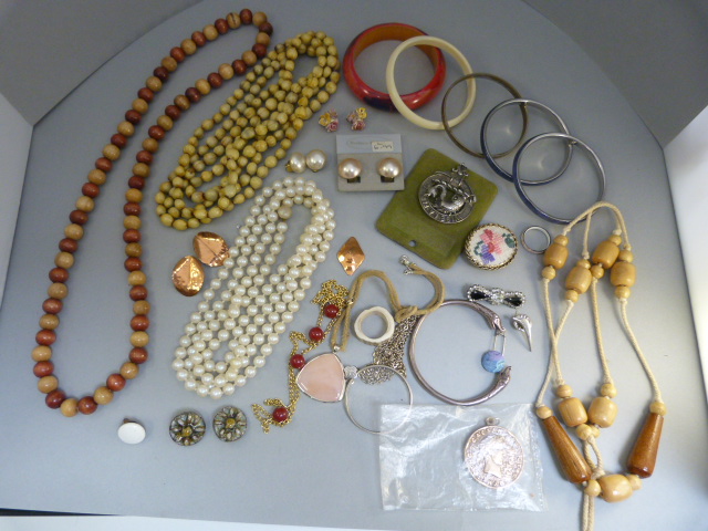 Small quantity of costume jewellery