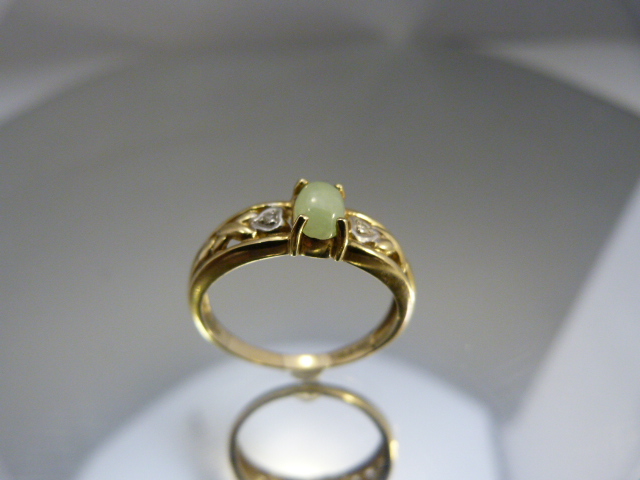 9ct Gold ring with central Jade stone and diamonds to each shoulder - Image 2 of 2