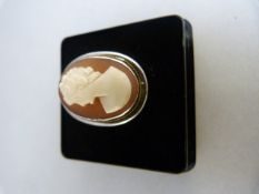 Silver - mark rubbed - oval cameo ring . Cameo of a Ladies head and shoulder facing left approx 20.