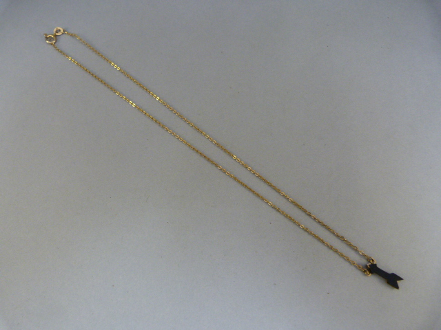9ct Gold black onyx cupids arrow pendant approx 15mm x 4.75mm wide on a 15" chain Gross weight 1.7g - Image 2 of 3