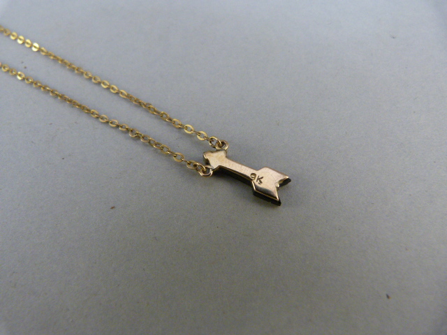 9ct Gold black onyx cupids arrow pendant approx 15mm x 4.75mm wide on a 15" chain Gross weight 1.7g - Image 3 of 3