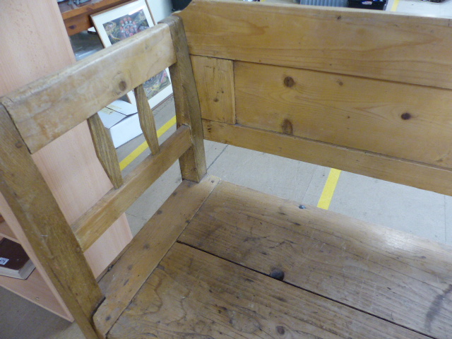 Antique pine settle with long lift up seat - Image 3 of 4