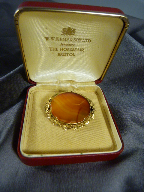 Victorian Unmarked Gold and Banded Agate Brooch with typical sentimental Ivy leaf border.
