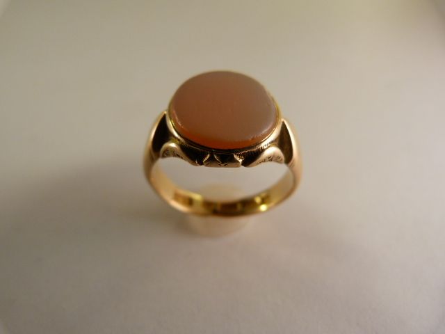 15ct Gold Birmingham 1866 Sardonyx Gents signet ring - The oval stone is approx 12mm Wide and the - Image 2 of 3