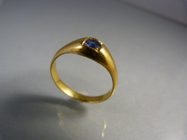 22ct Gold Edwardian (Birmingham 1906 Hallmark) Ring approx: 7.03mm wide at its head, set with a - Image 2 of 2