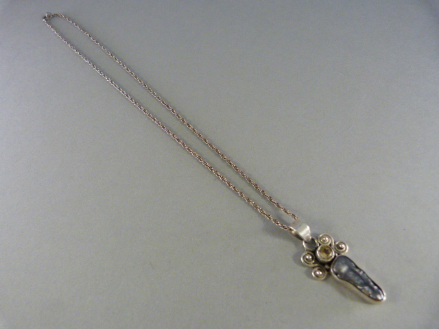Silver pendant set with baroque pearl and Citrine - Image 2 of 2