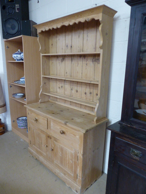 Pine dresser with cupboards under - Image 2 of 5