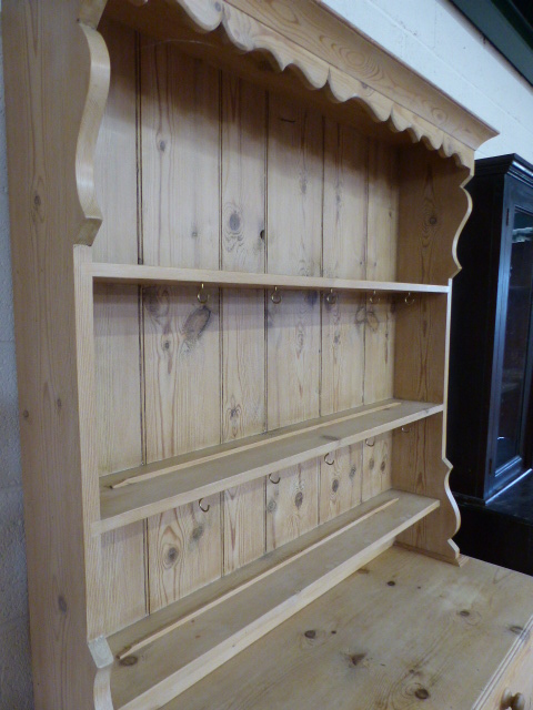 Pine dresser with cupboards under - Image 4 of 5