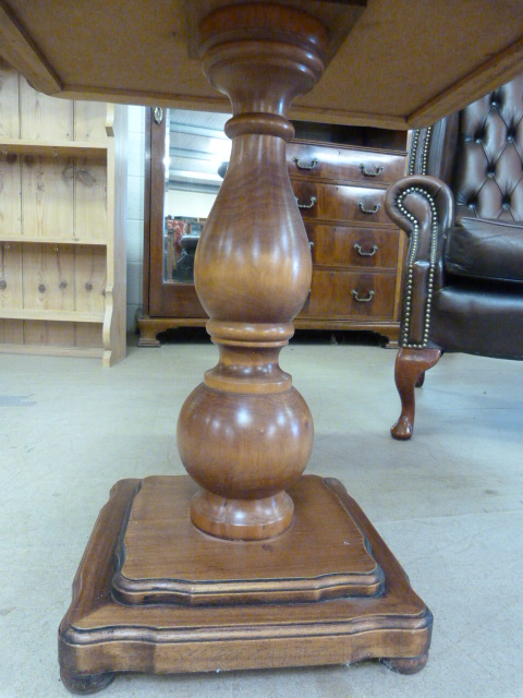 Mahogany wooden chess table with drawer containing chess pieces - Image 3 of 4