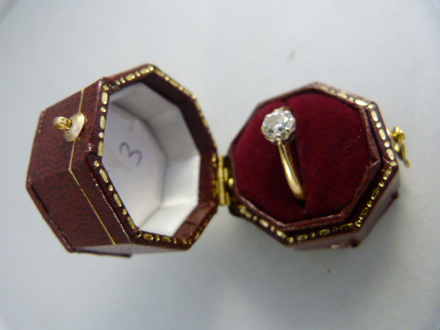 18ct Gold ring - Diamond Solitaire - Image 3 of 3