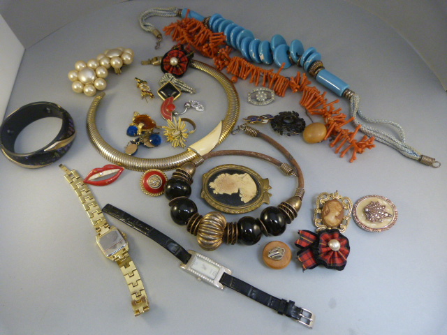 Small quantity of modern costume jewellery