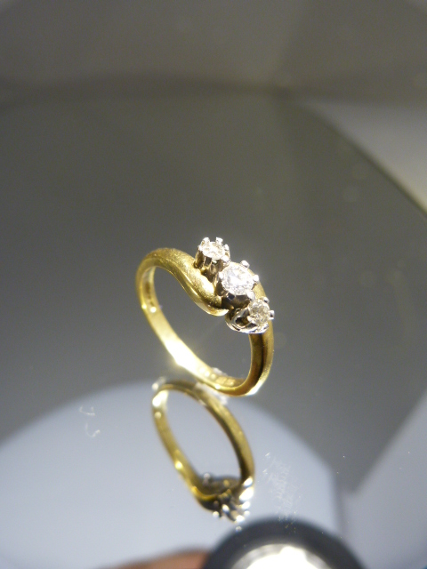 18ct Gold ring with three Diamond ring crossover - Image 2 of 2