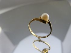 9ct Gold ring set with single pearl