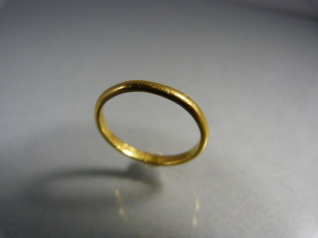 22ct Gold (London 1946 Hallmark) Wedding Band 2.16mm wide. Size approx: L UK, 5 ½ USA. Weight