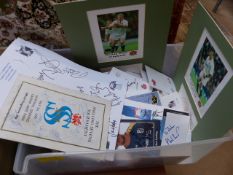 A very large quantity of signed Rugby cards, many signatures, some pics .... large varied Lot!