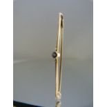 9ct 44.5mm wide knife edge bar brooch set with a small Ceylon sapphire (2 seed pearls missing)