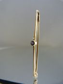 9ct 44.5mm wide knife edge bar brooch set with a small Ceylon sapphire (2 seed pearls missing)