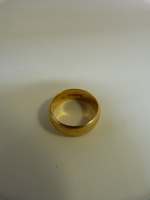 18ct Gold Wedding band approx 7.16mm wide UK - R total weight 9.5g - Image 3 of 3